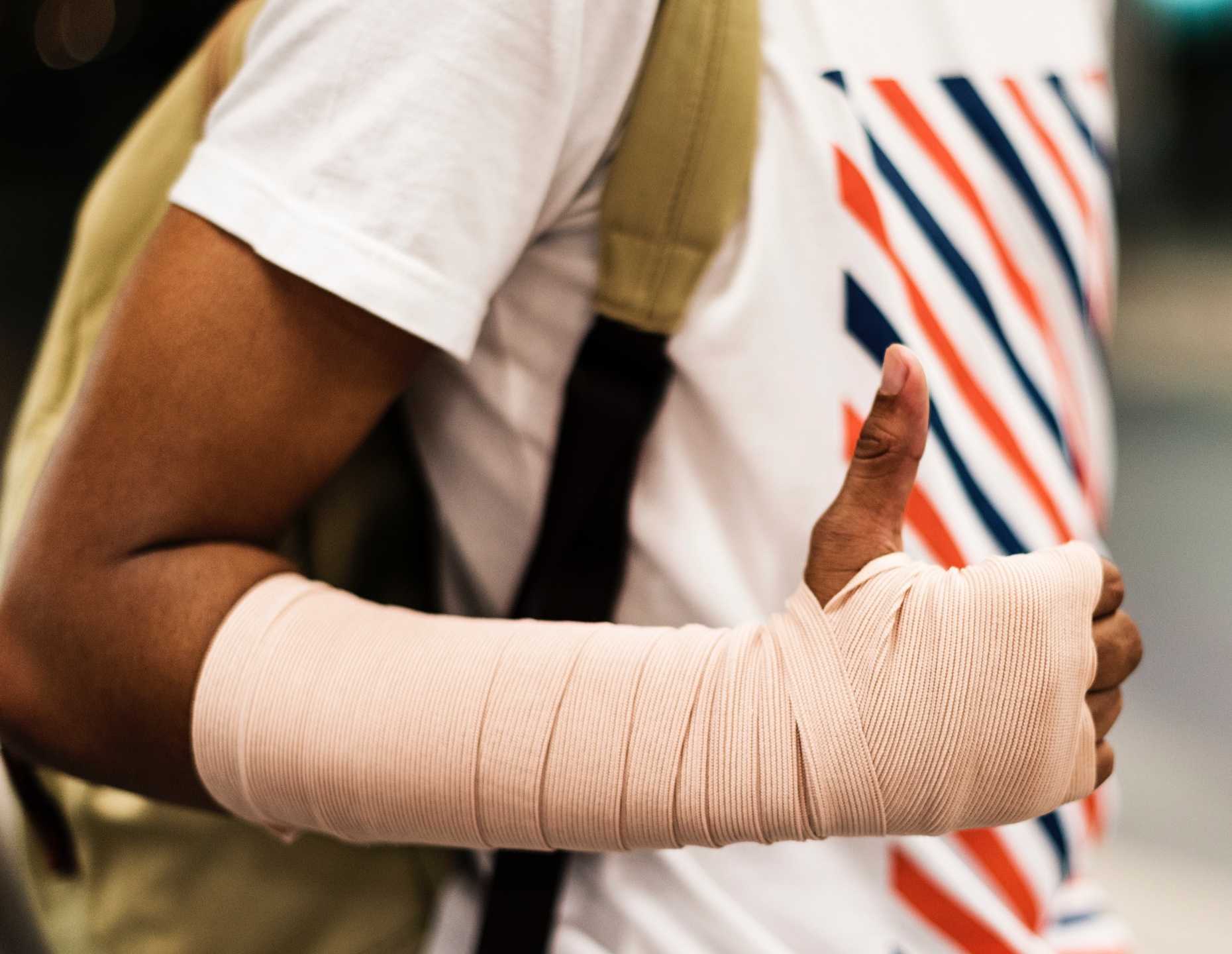 Gros plan sur le bras blessé pour l'application mobile de signalement d'incidents