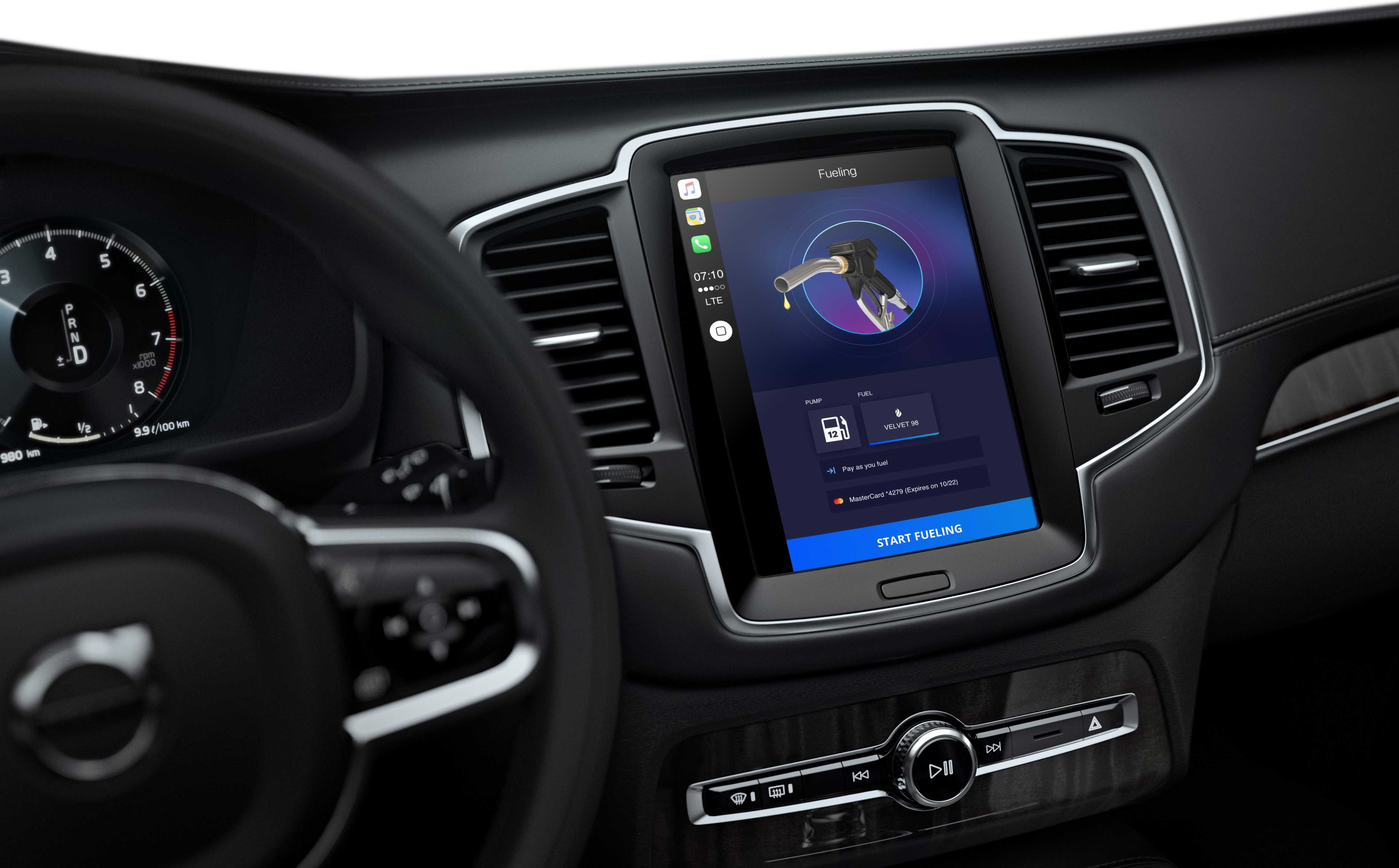 Tableau de bord d'une voiture avec interface utilisateur de l'application Car Play pour une chaîne de stations-service