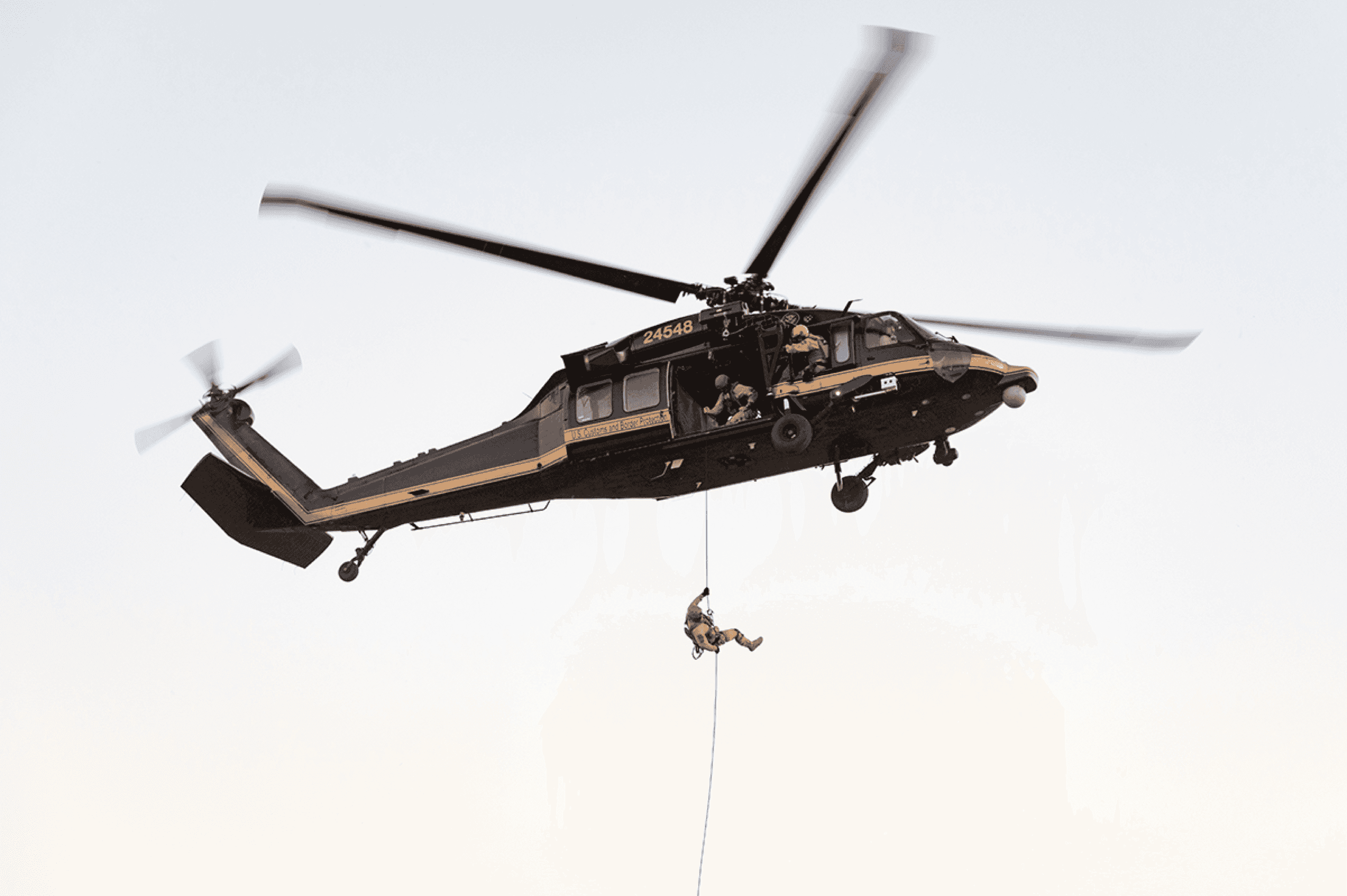Un policier s'extraie d'un hélicoptère lors d'une opération avec un logiciel de renseignement