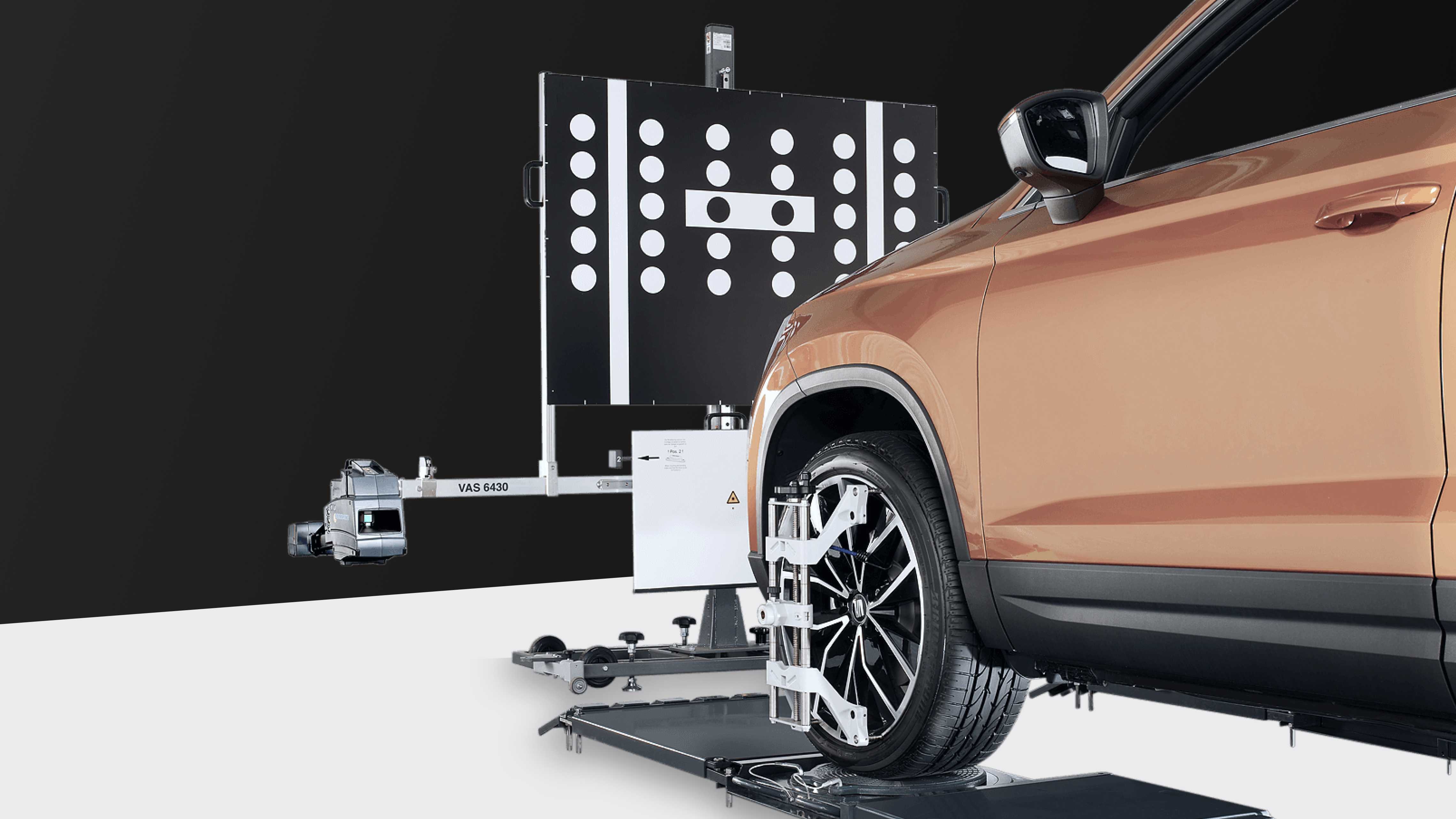 Couverture d'une étude de cas avec une voiture montée sur un équipement d'étalonnage des roues avec une interface utilisateur montrant le résultat de la mesure.